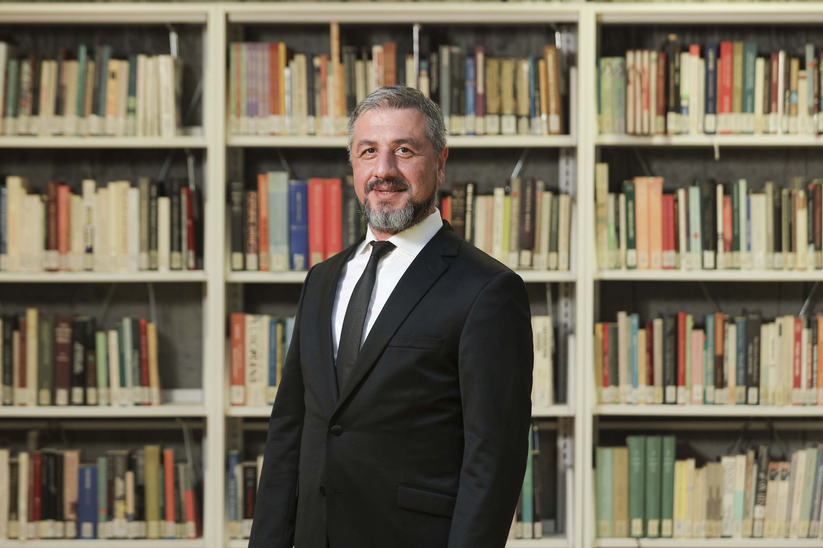 Kütüphane Görevlisi Murat Şişman